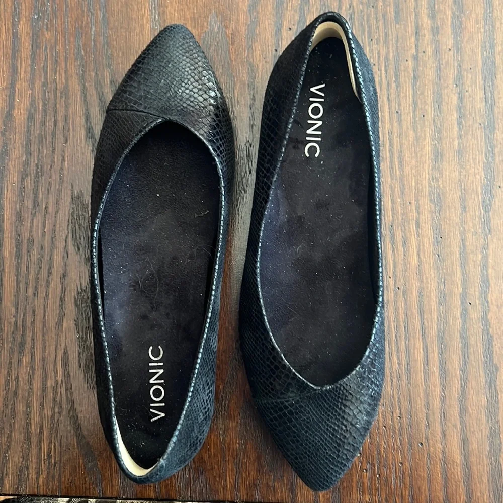 Vionic, black flat - Picture 1 of 6